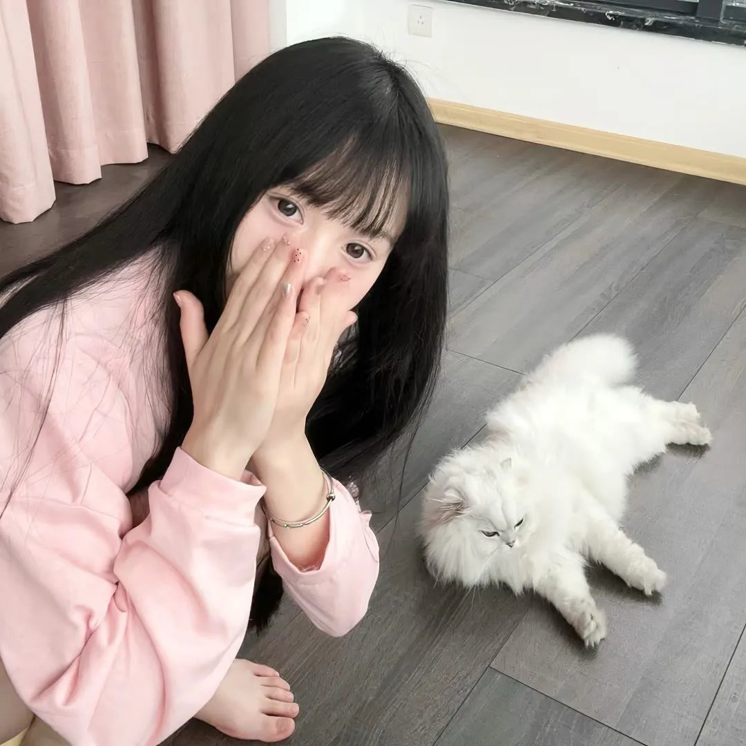 保姆让她的儿子钻进我卧室